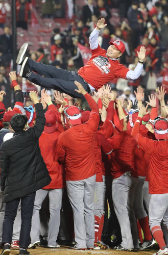 SK와이번스 선수들이 지난 12일 두산베어스와의 경기에서 승리를 거둔 직후 한국시리즈 우승을 확정하고 최태원 SK그룹 회장을 헹가래하고 있다.  연합뉴스